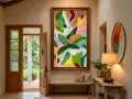 Un recibidor acogedor con un gran cuadro abstracto, obra de un comisariado de arte, invita a pasar. La luz entra por la puerta abierta, revelando un jardín.