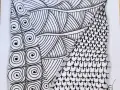 Un intrincado zentangle art con espirales, líneas y escamas.