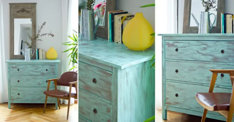Cómoda de madera con acabado desgastado, técnica de envejecer muebles de madera, junto a una silla de cuero y un espejo.